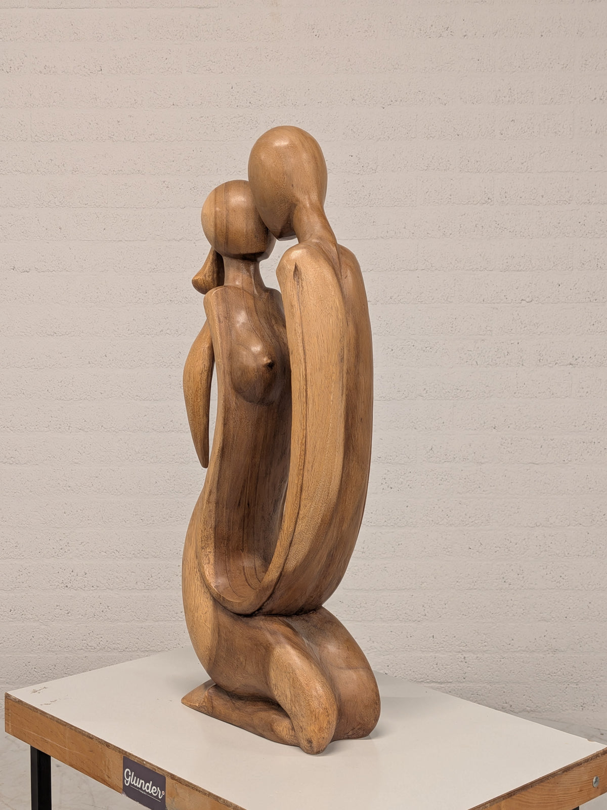 Houten beeld omarmend paar