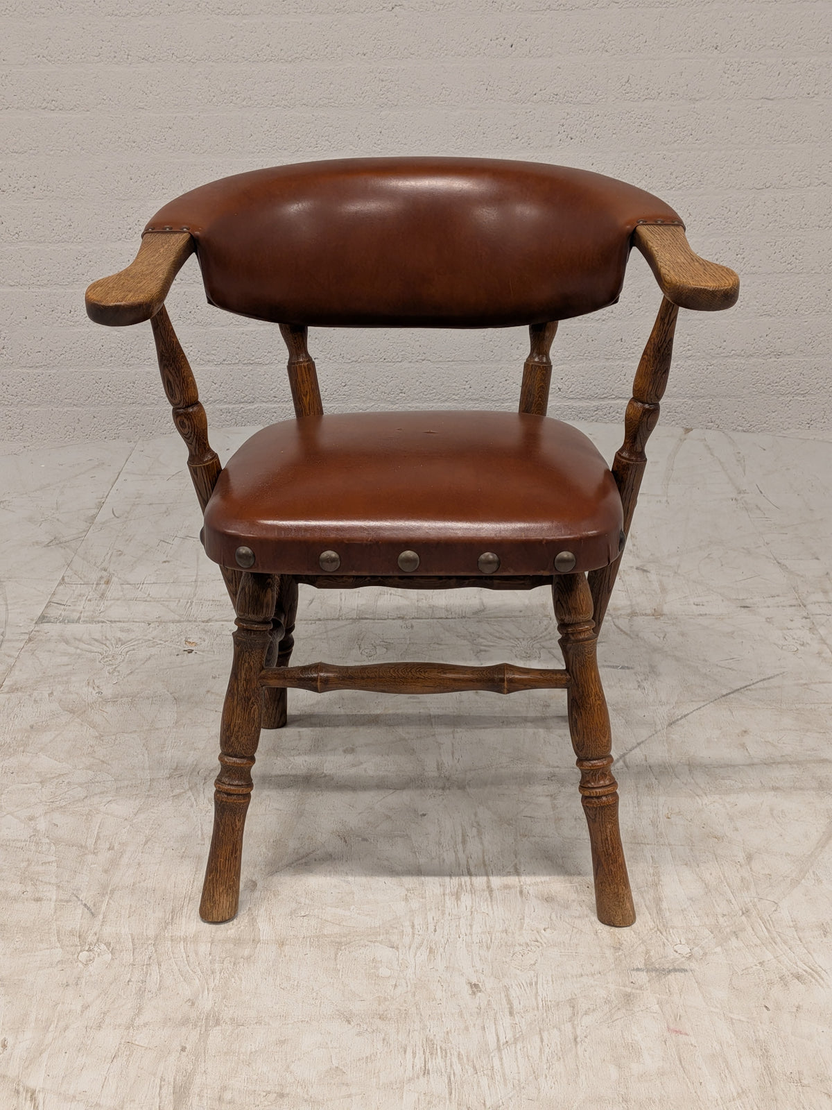 Houten armstoel met bruin kunstleer