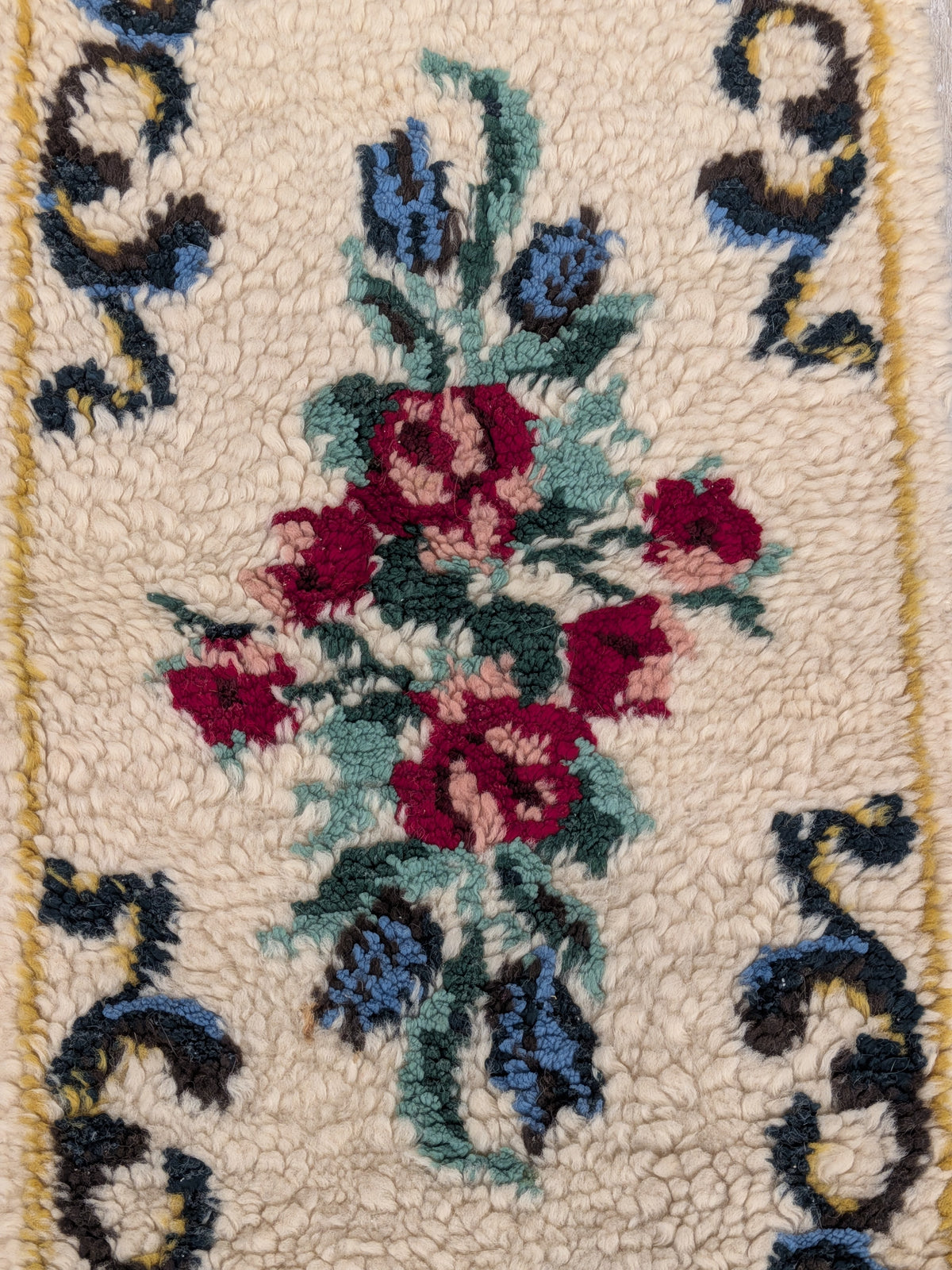 Vintage handgeknoopt kleedje met rozen