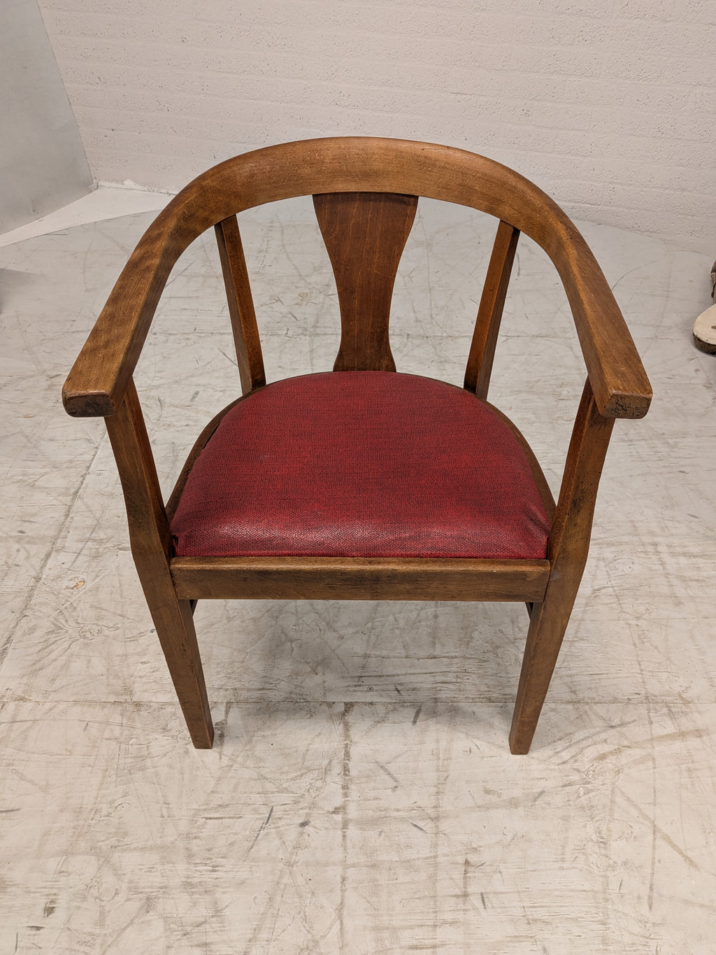 Houten armstoel met rode zitting