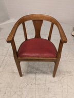 Houten armstoel met rode zitting