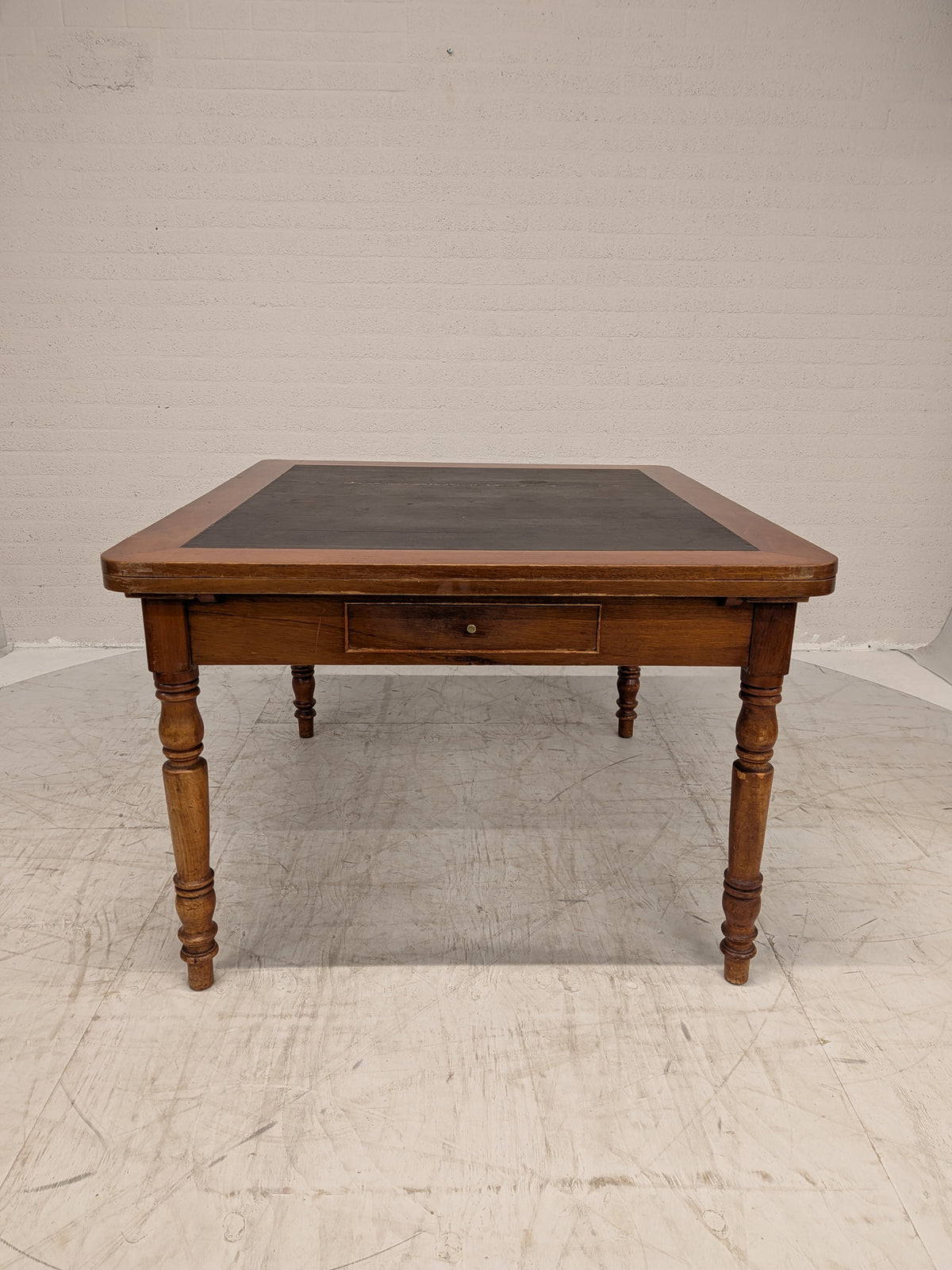 Uitschuiftafel met leren inleg en lade