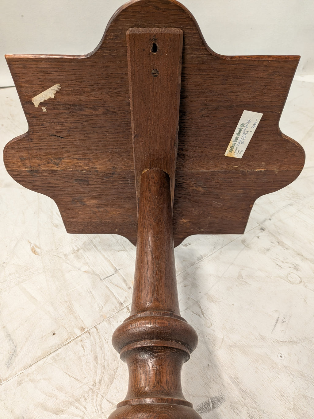 Wijntafel met gekarteld blad