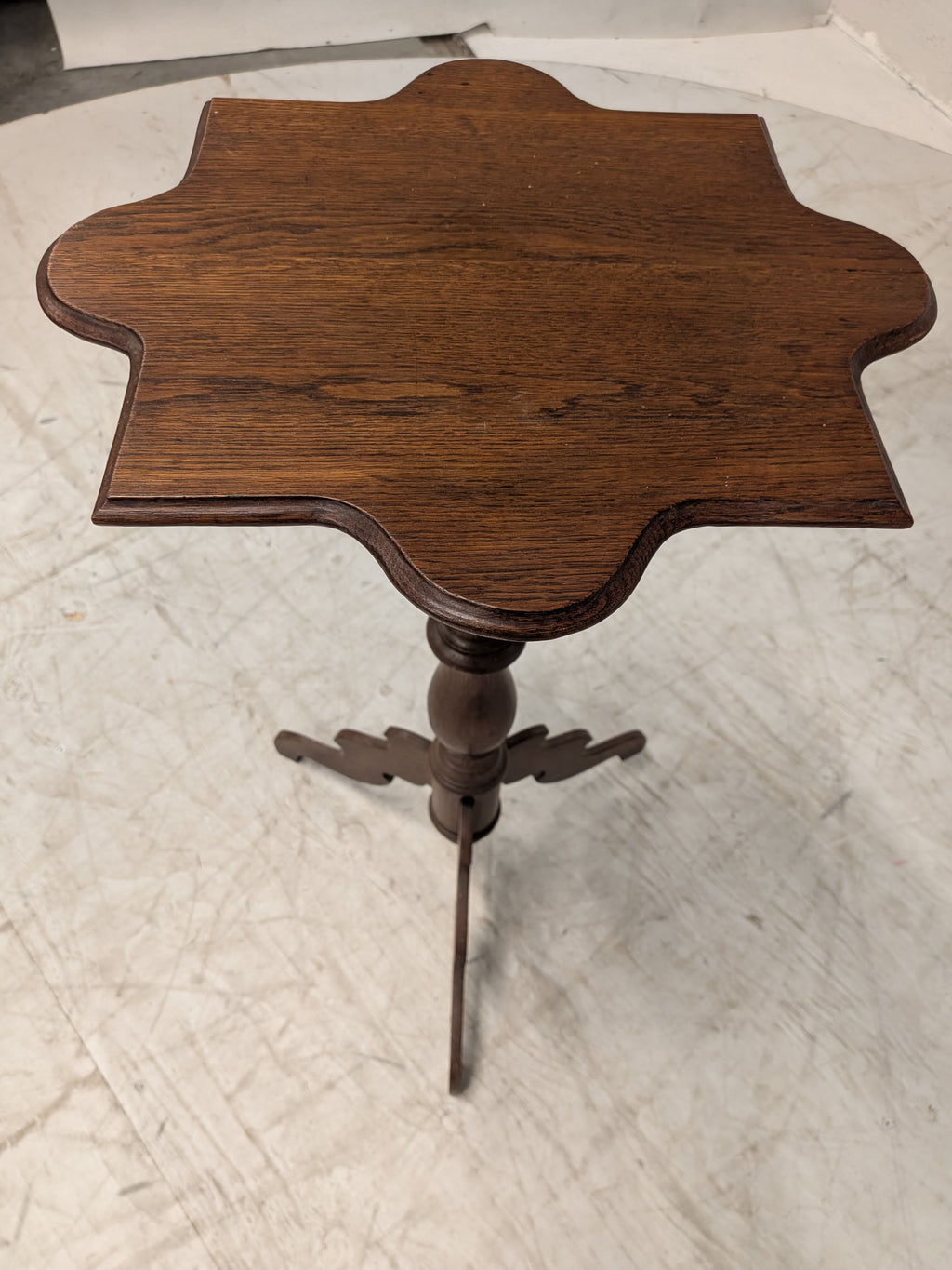 Wijntafel met gekarteld blad
