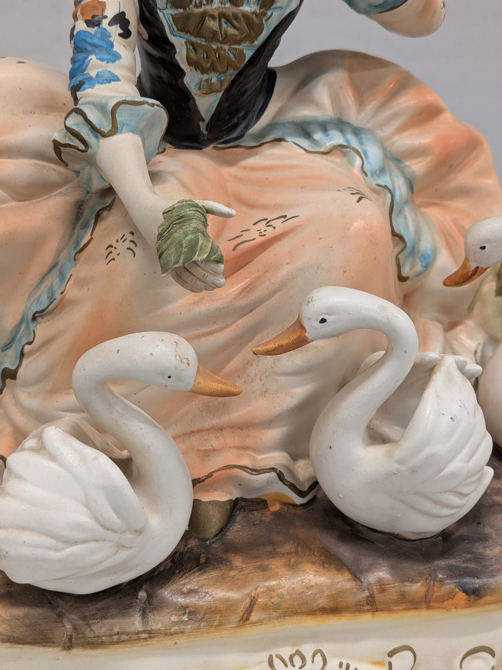 Porseleinen beeld, edelvrouw met zwanen