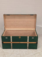 Groene kist met houten latten
