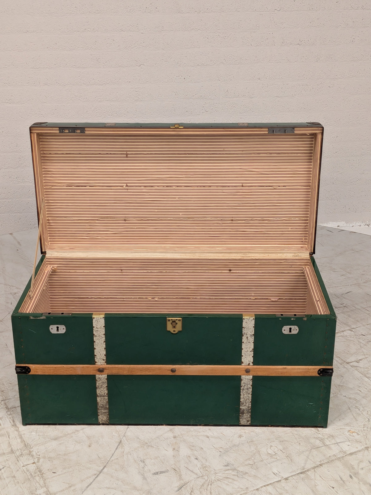 Groene kist met houten latten