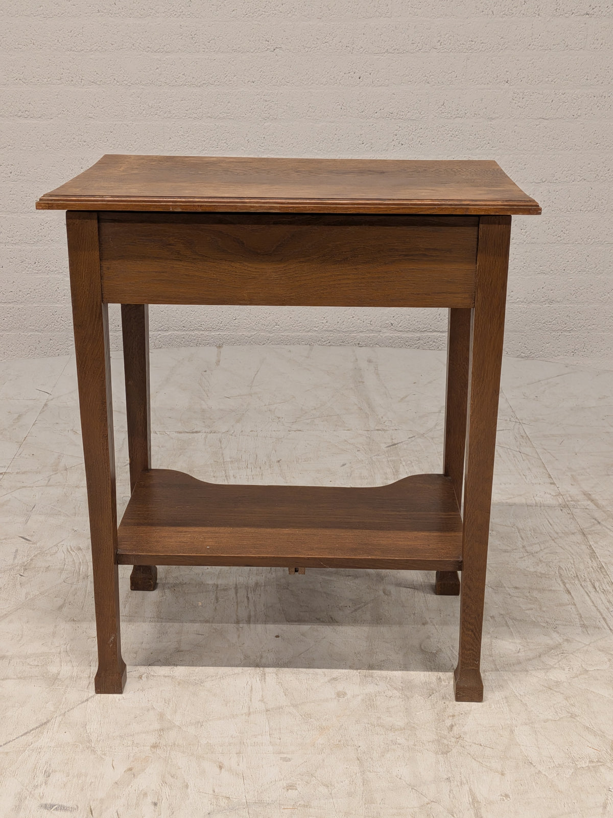 Houten bijzettafeltje met lade