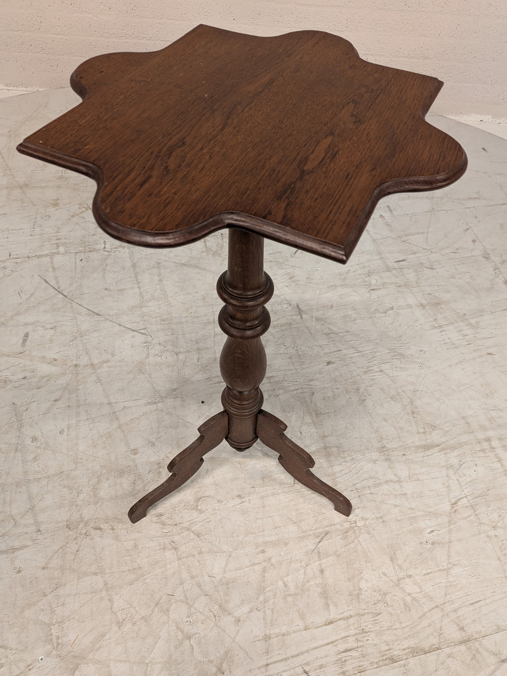 Wijntafel met gekarteld blad