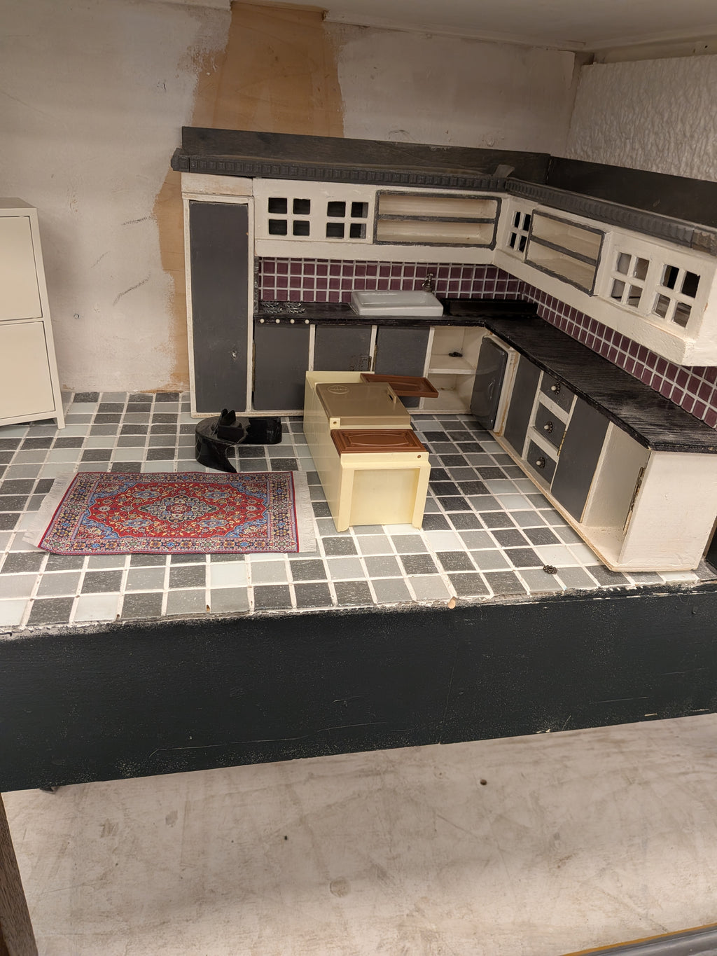 Groot poppenhuis met inrichting