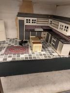 Groot poppenhuis met inrichting