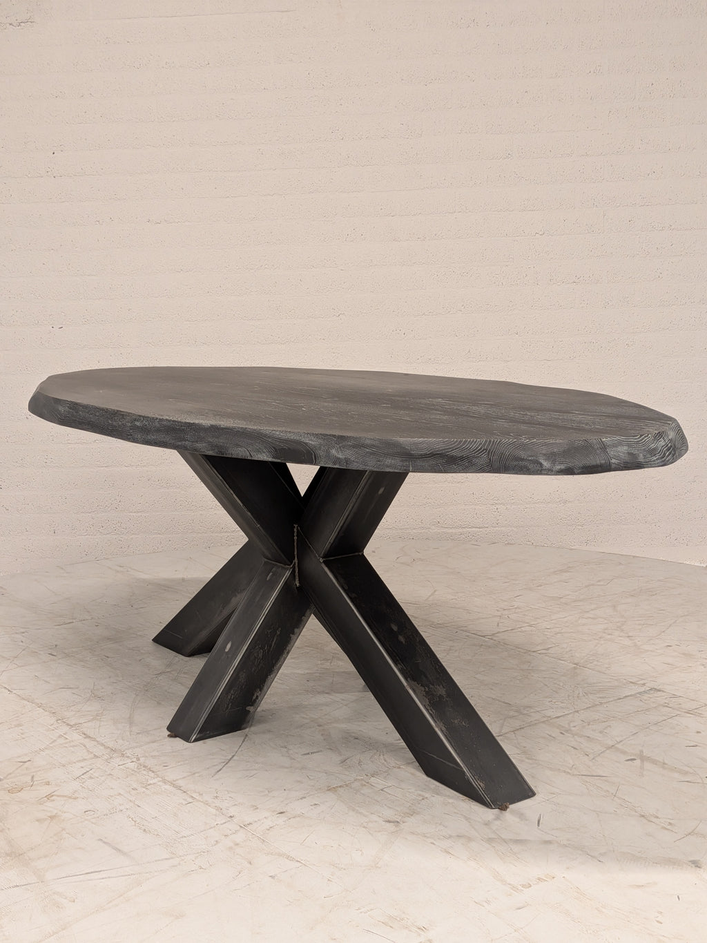 Eettafel ovaal met stalen spinpoot