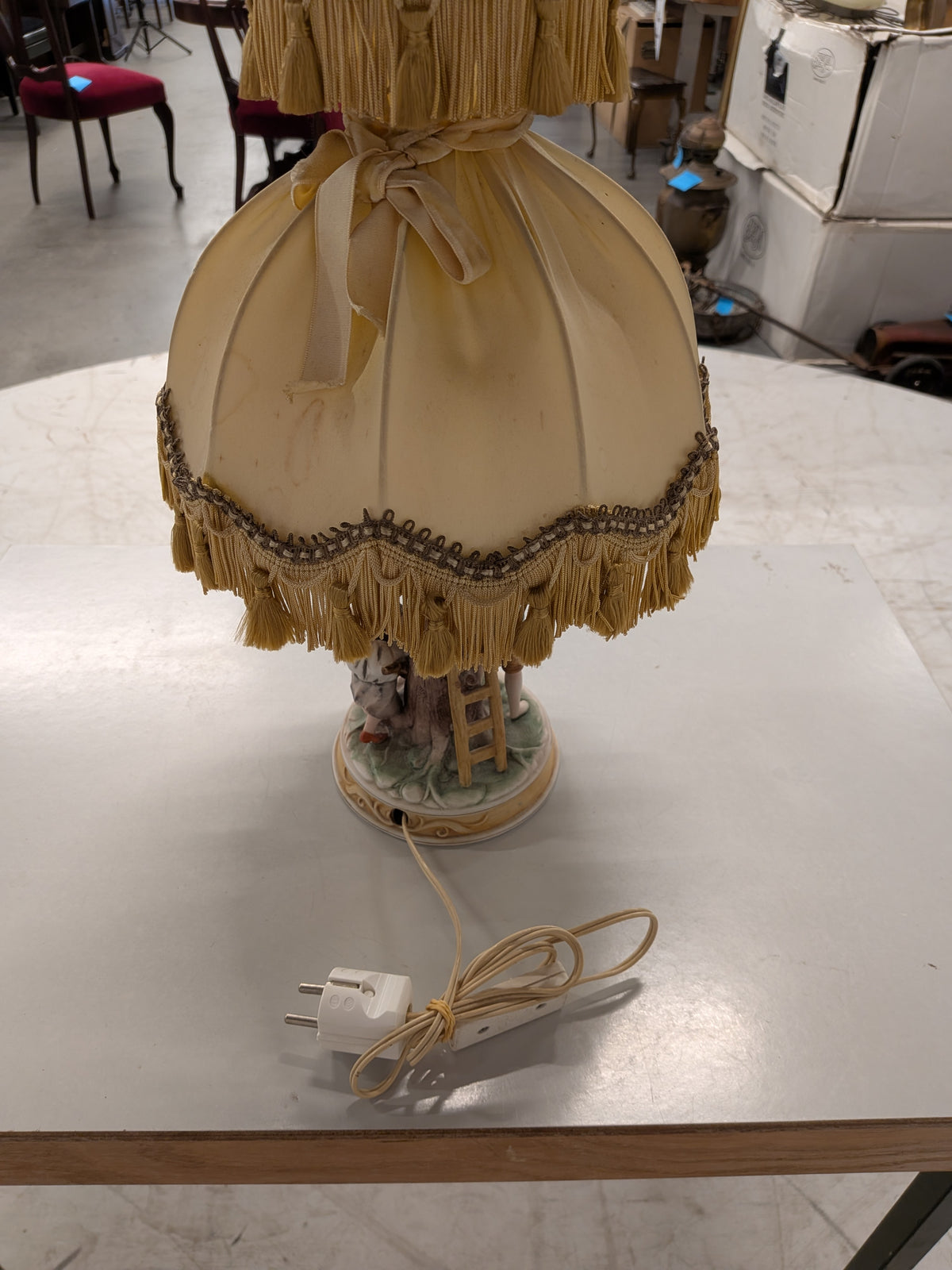 Schemerlamp met porseleinen voet en franjekap