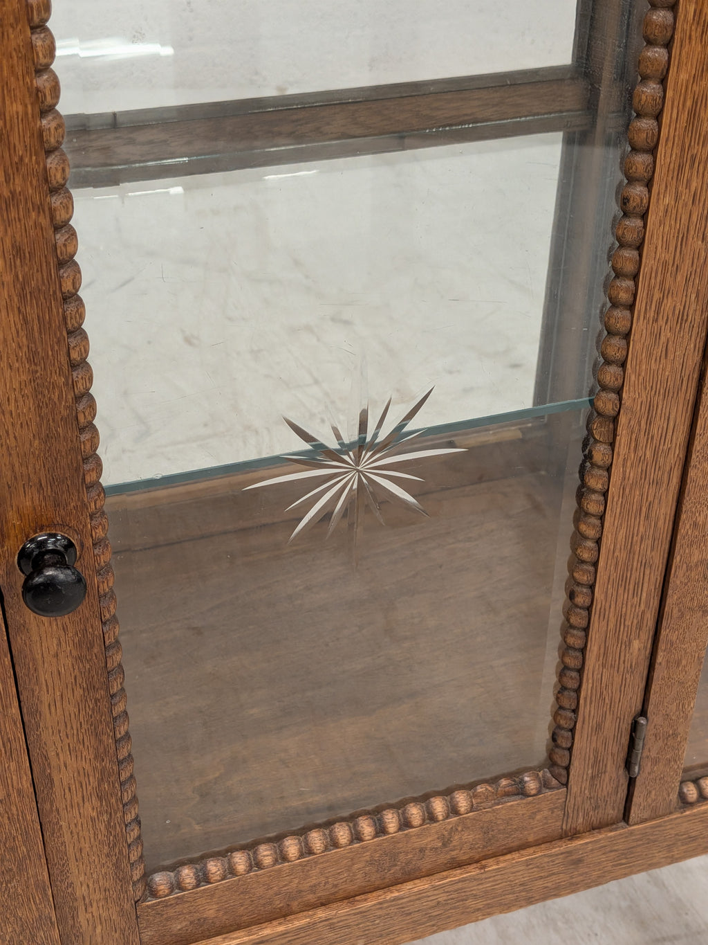 Eiken theekastje met glas en geslepen ster