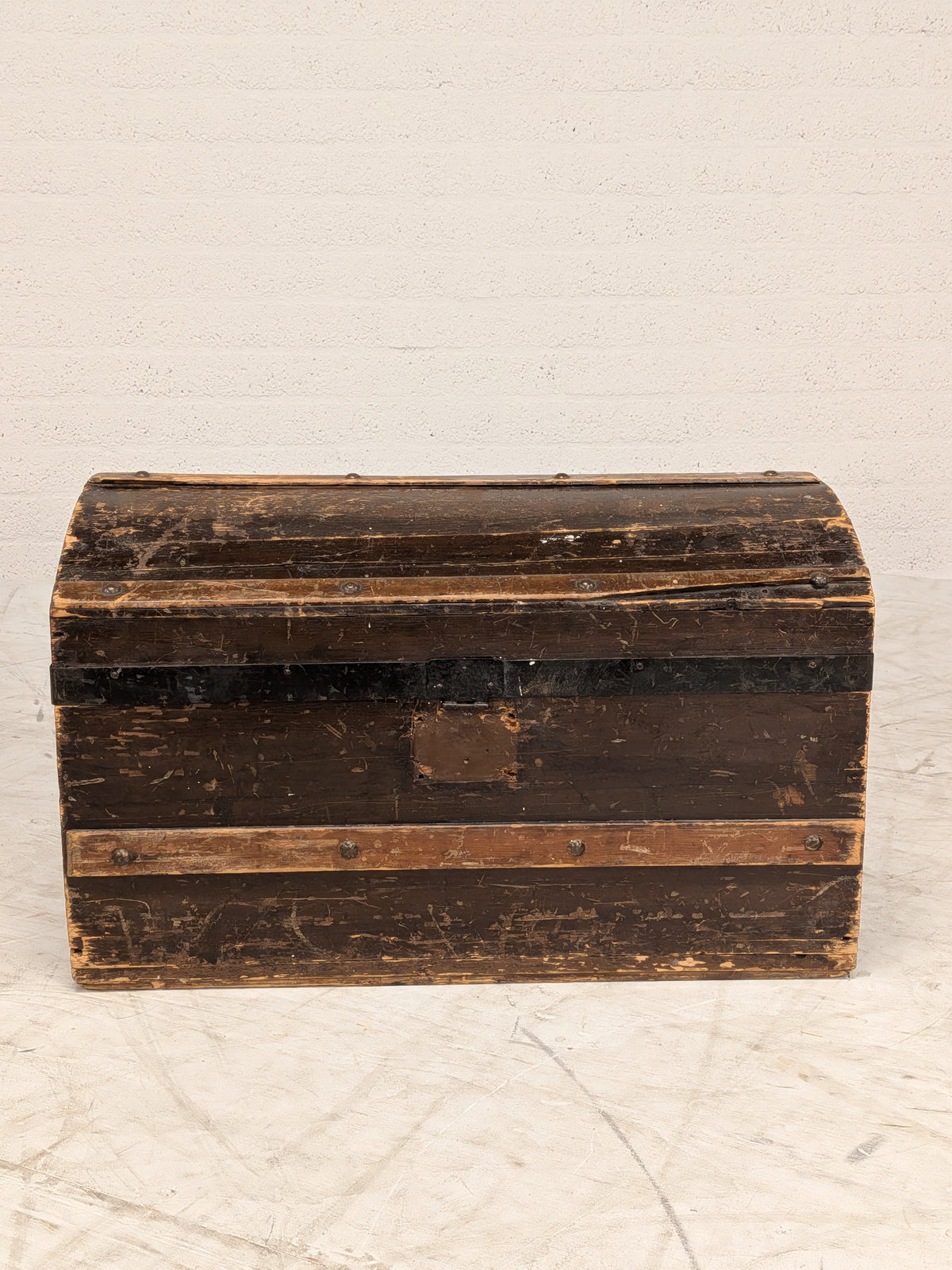Oude houten kist met bolle deksel