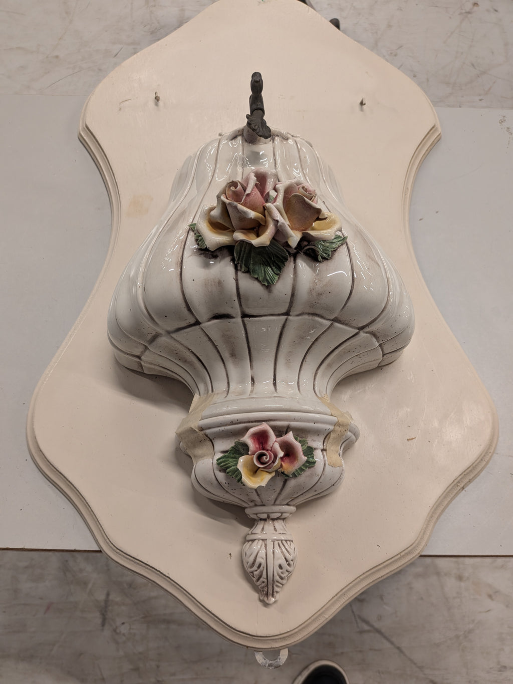 Porseleinen wandfontein met rozen