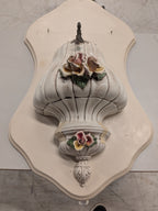 Porseleinen wandfontein met rozen