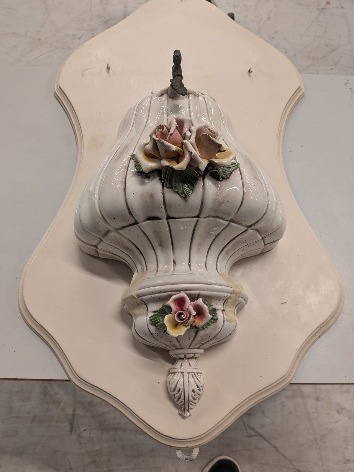 Porseleinen wandfontein met rozen
