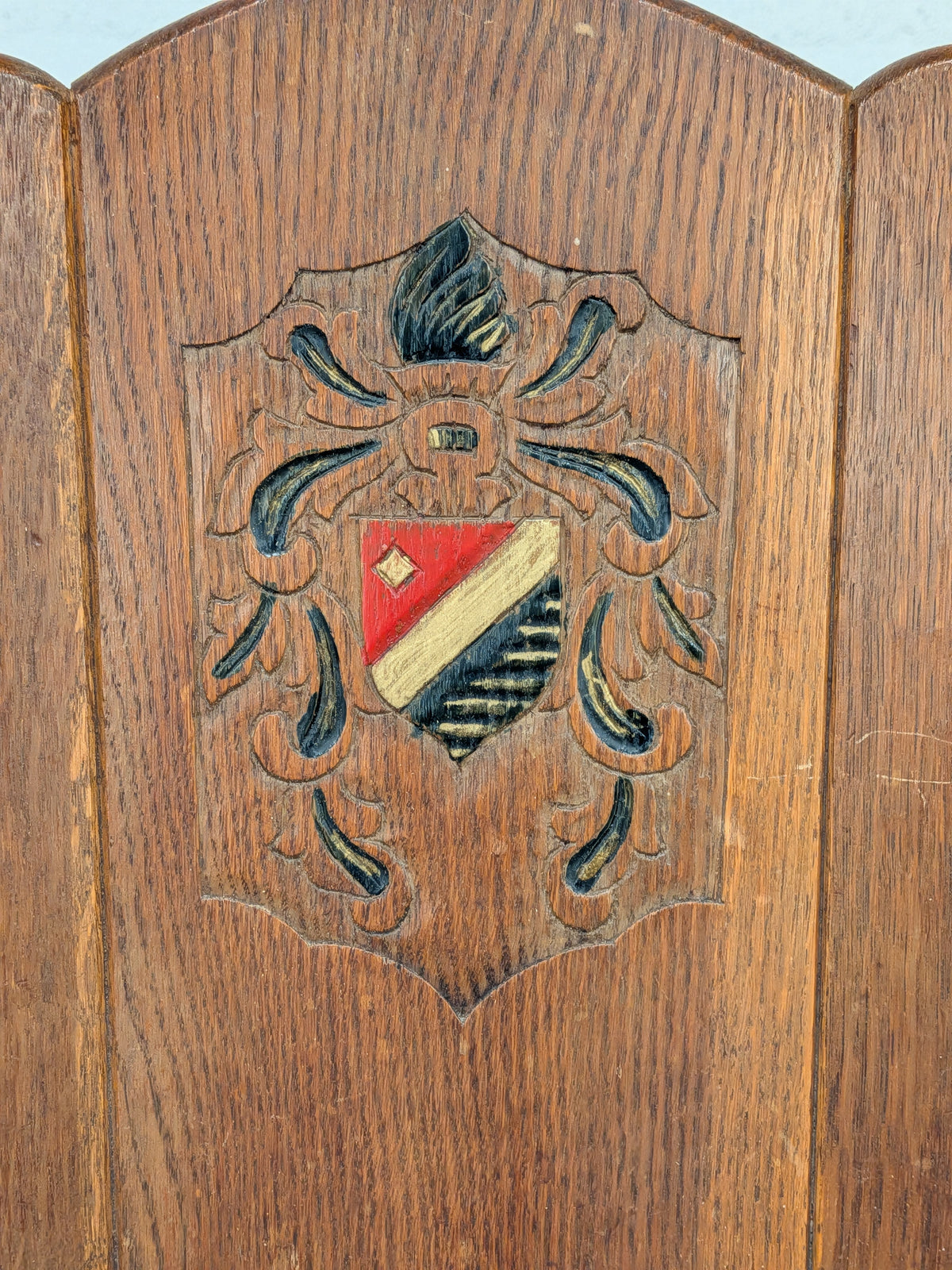 Eiken kloosterstoel met wapenschild