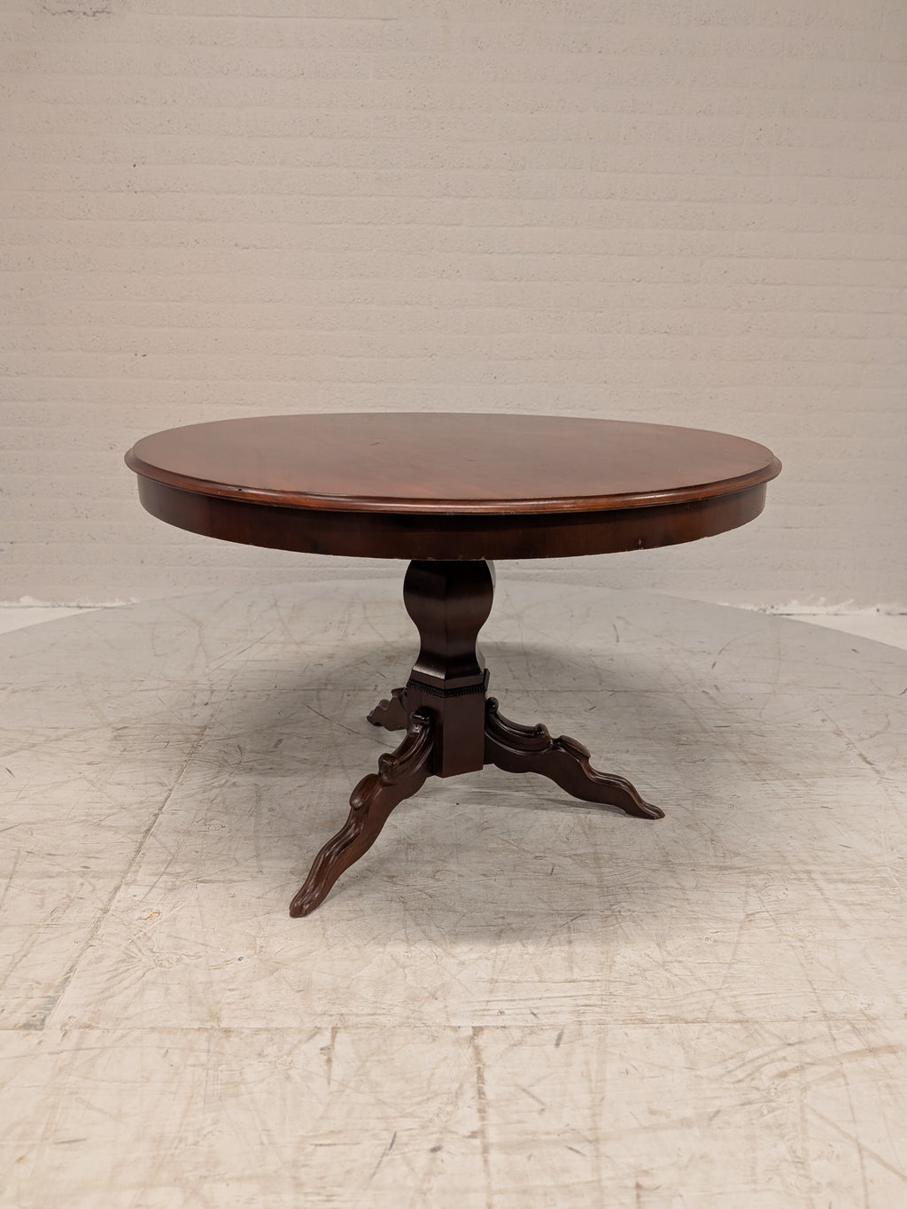 Ronde tafel op driepoot