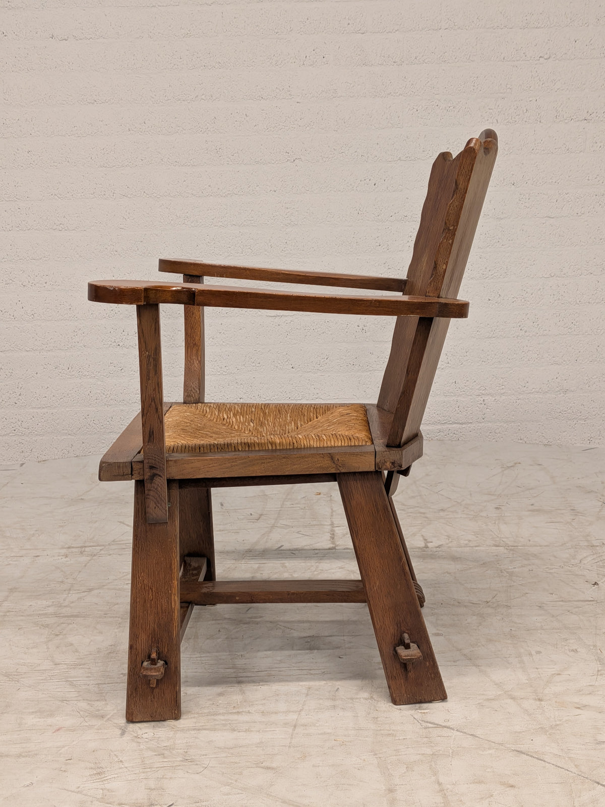 Eiken kloosterstoel met wapenschild
