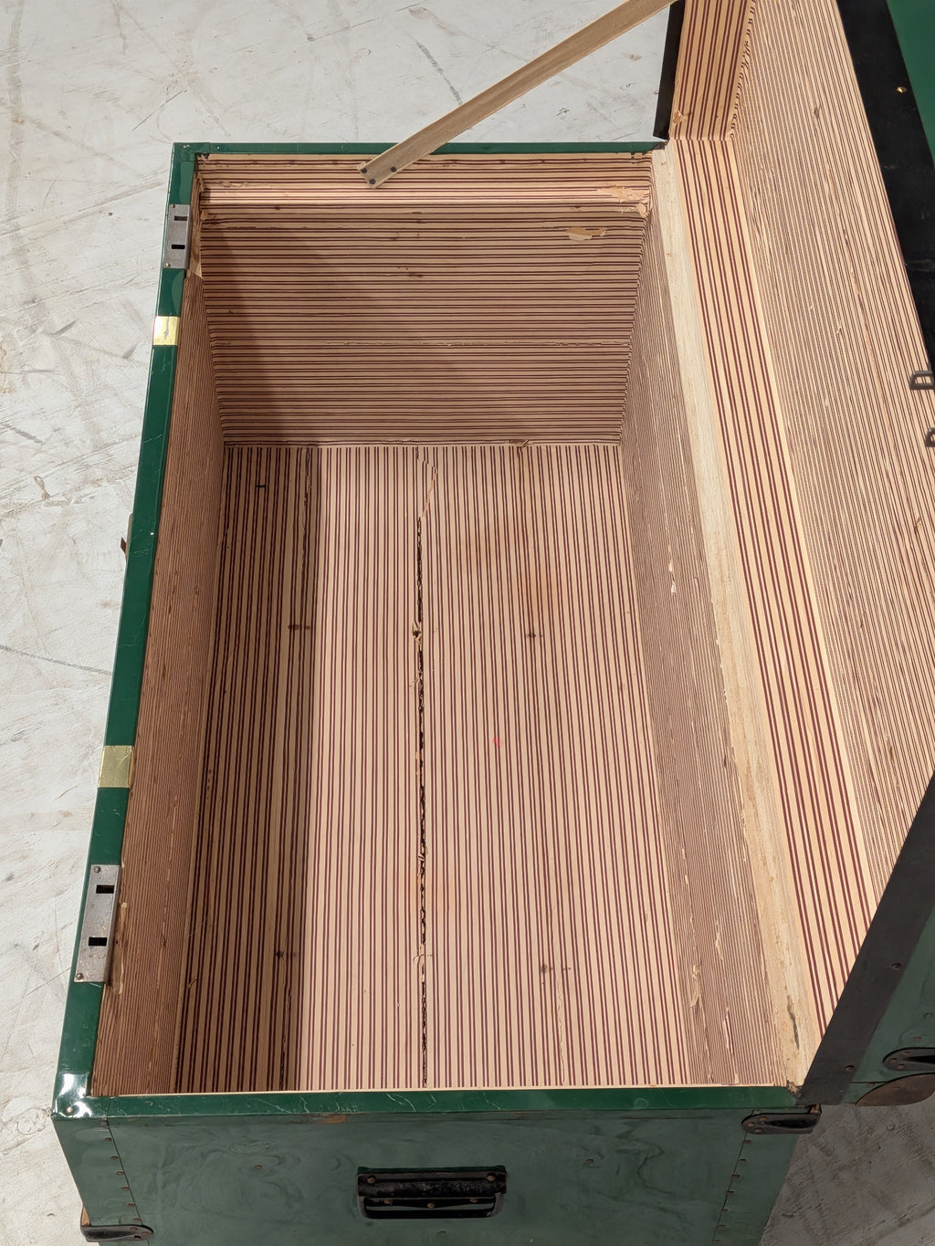 Groene kist met houten latten