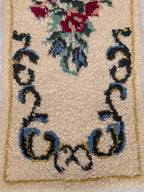 Vintage handgeknoopt kleedje met rozen