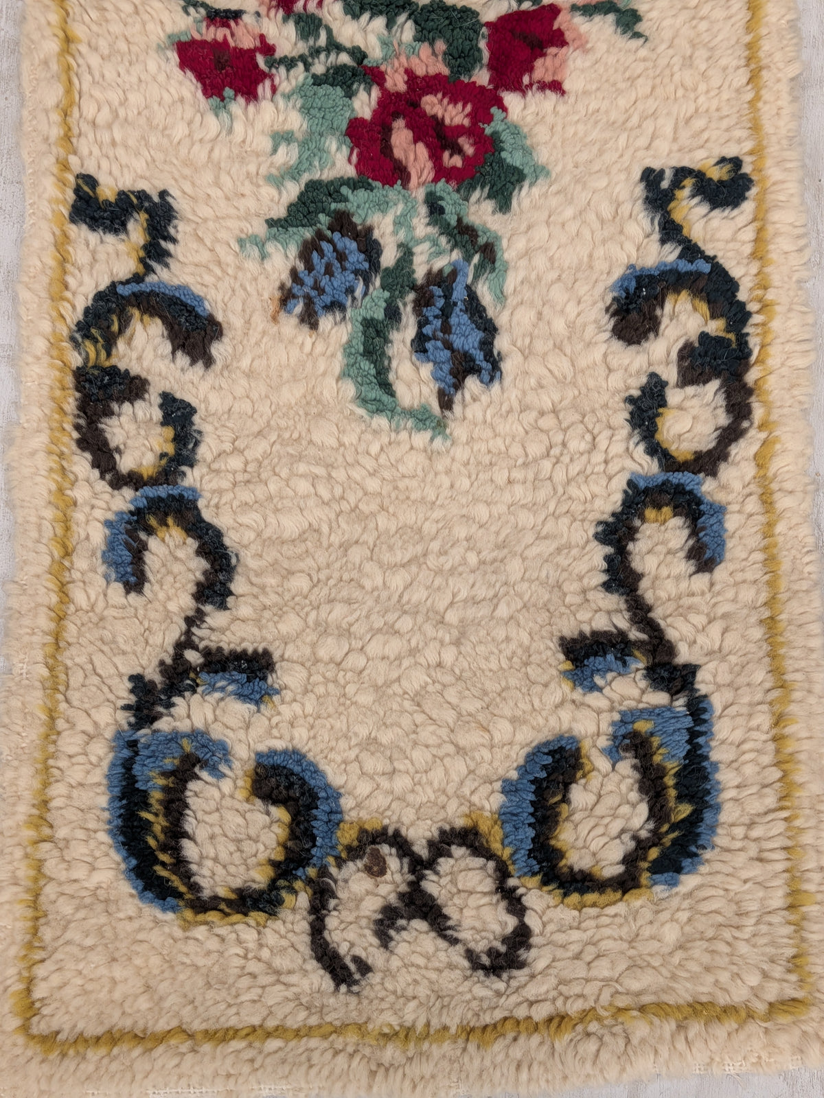 Vintage handgeknoopt kleedje met rozen