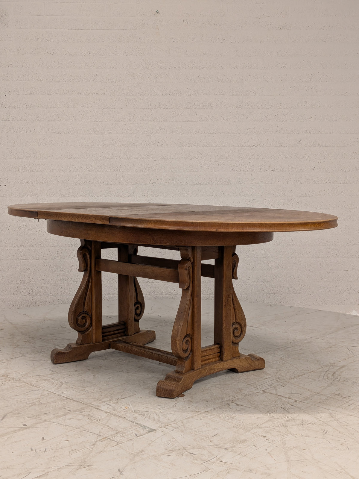 Ovale eiken eettafel met klapbladen