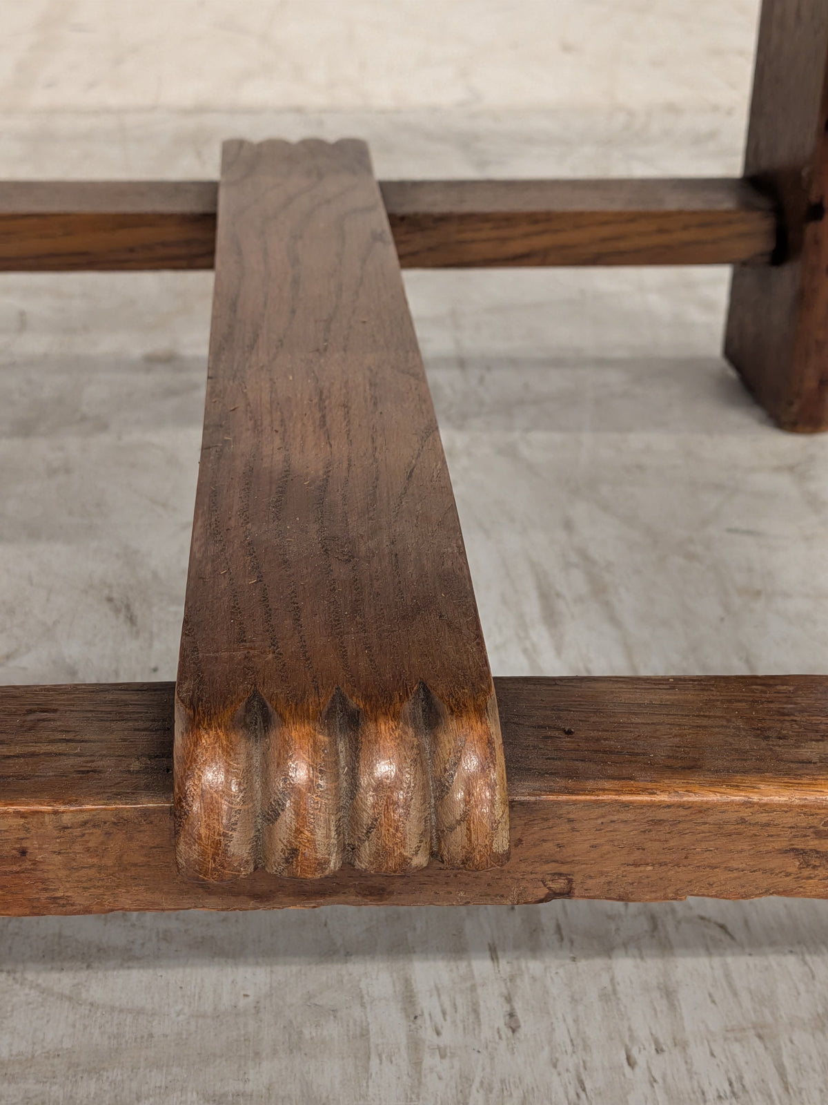 Eiken kloosterstoel met wapenschild