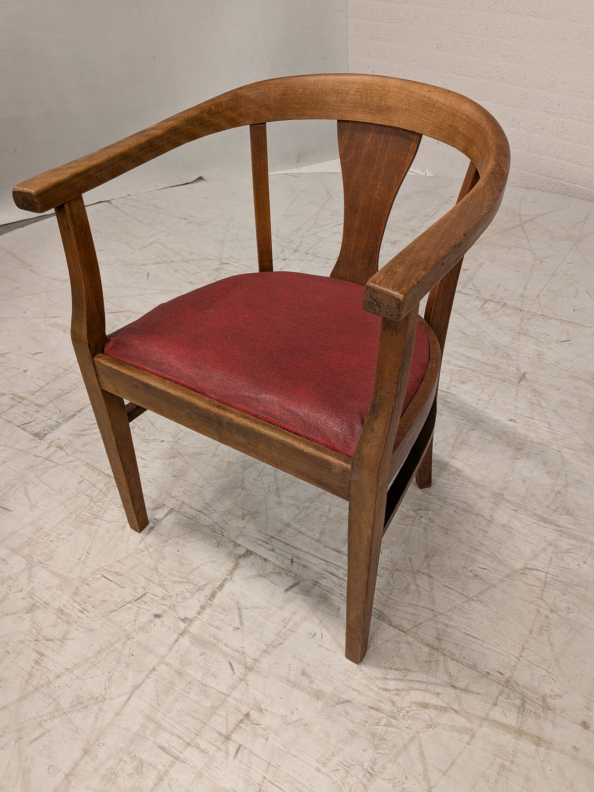 Houten armstoel met rode zitting