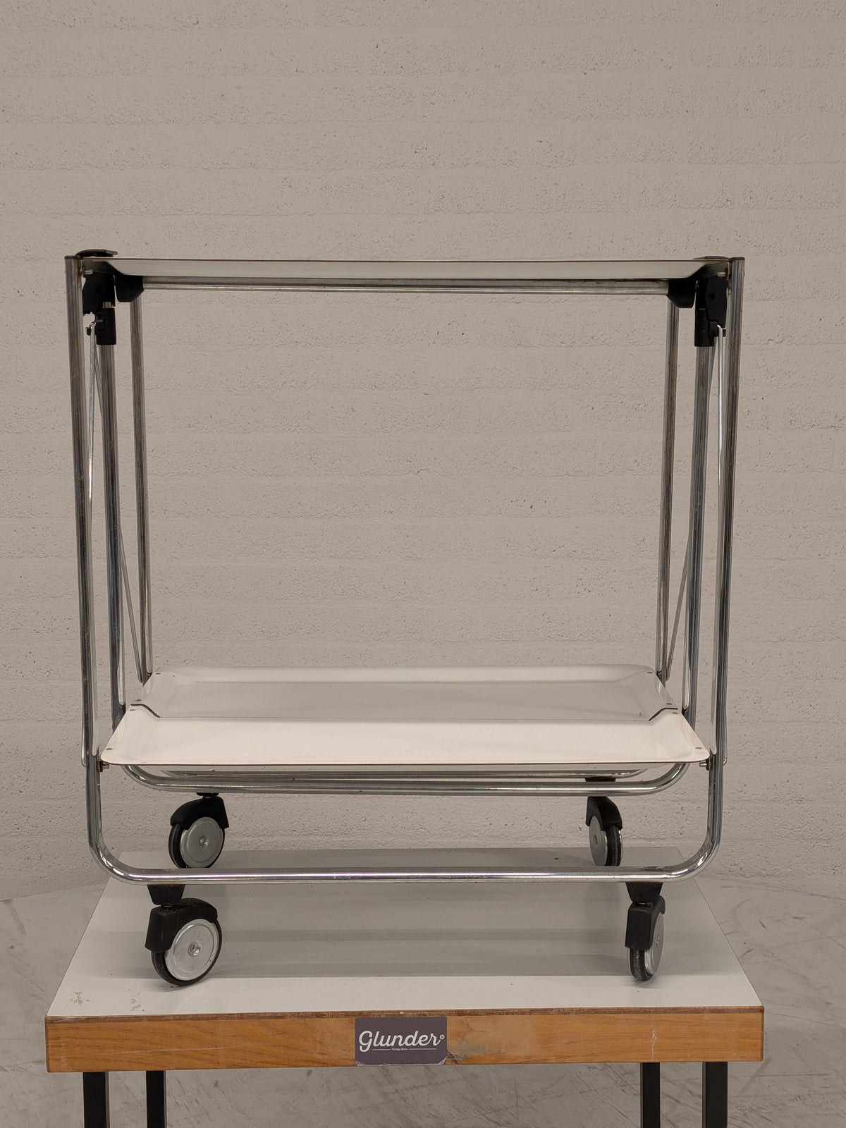 Serveerwagen chroom met witte bladen