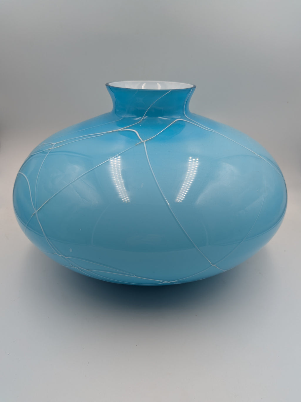 Glasgeblazen vaas, blauw met witte draden