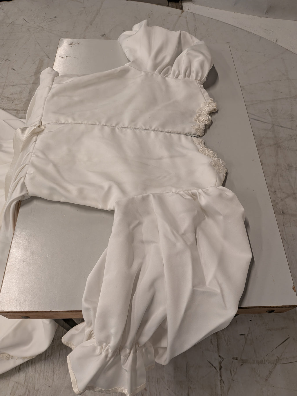 Vintage trouwjurk met sleep, sluier en hoofdtooi