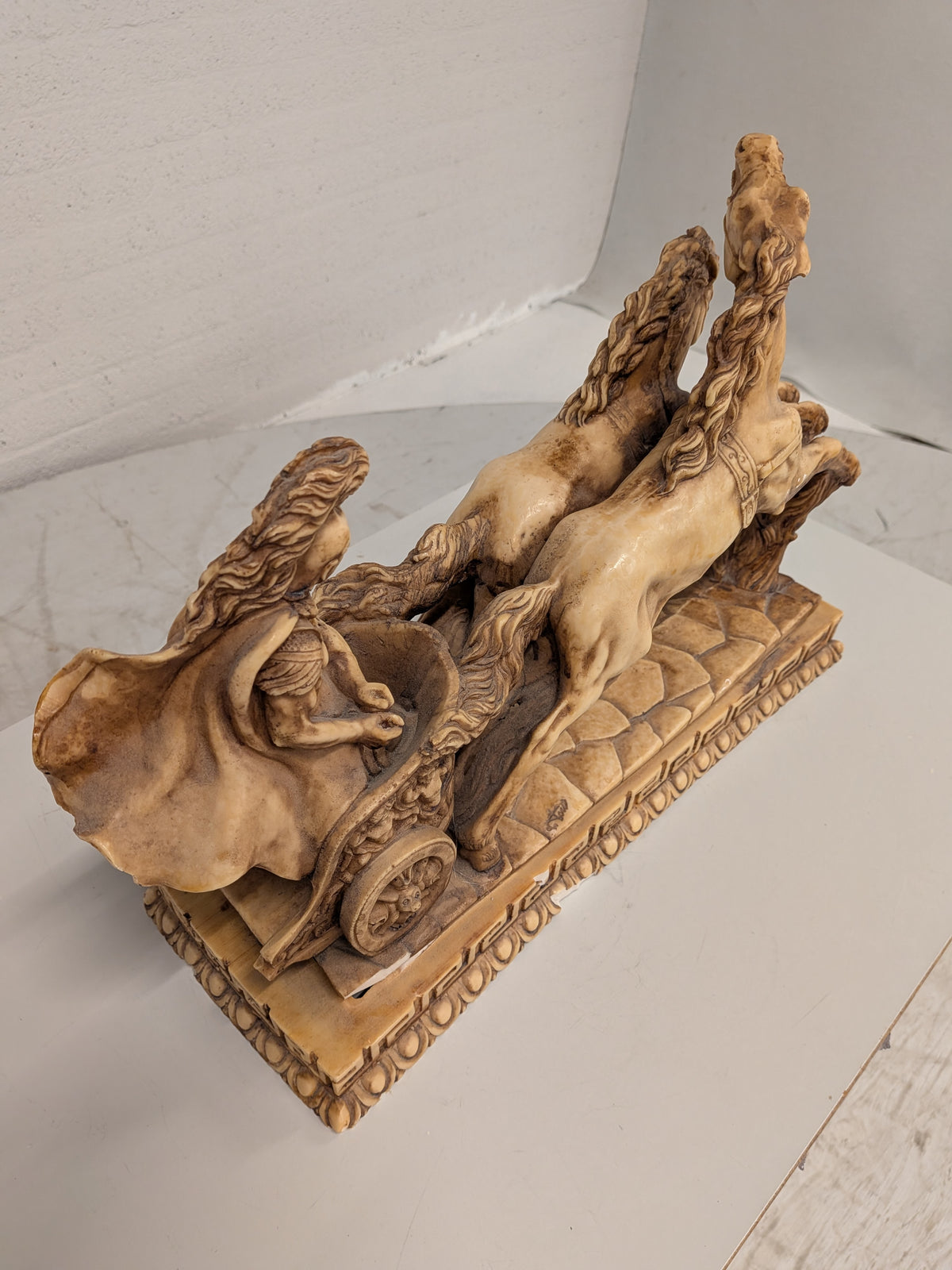 Beeld Romeinse strijdwagen met paarden