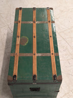 Groene kist met houten latten