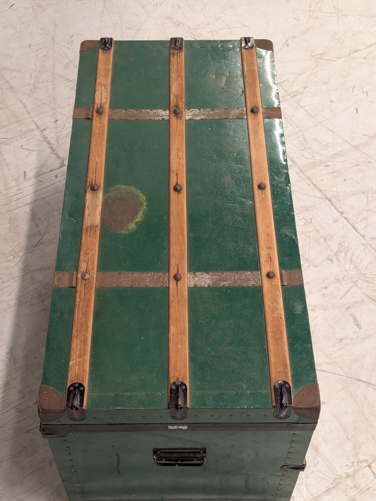 Groene kist met houten latten