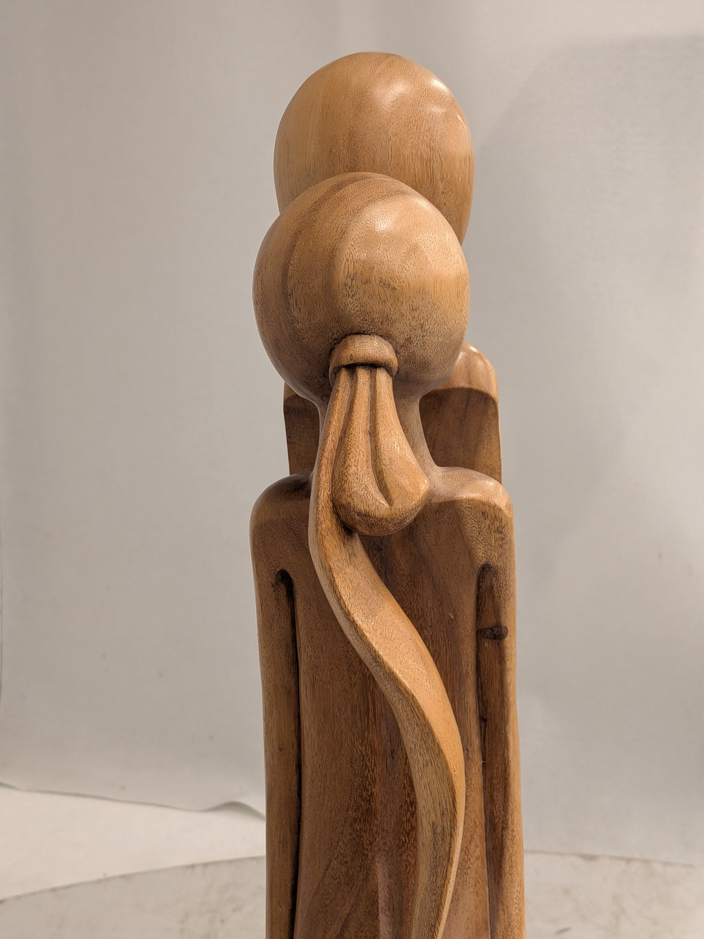 Houten beeld omarmend paar