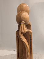 Houten beeld omarmend paar