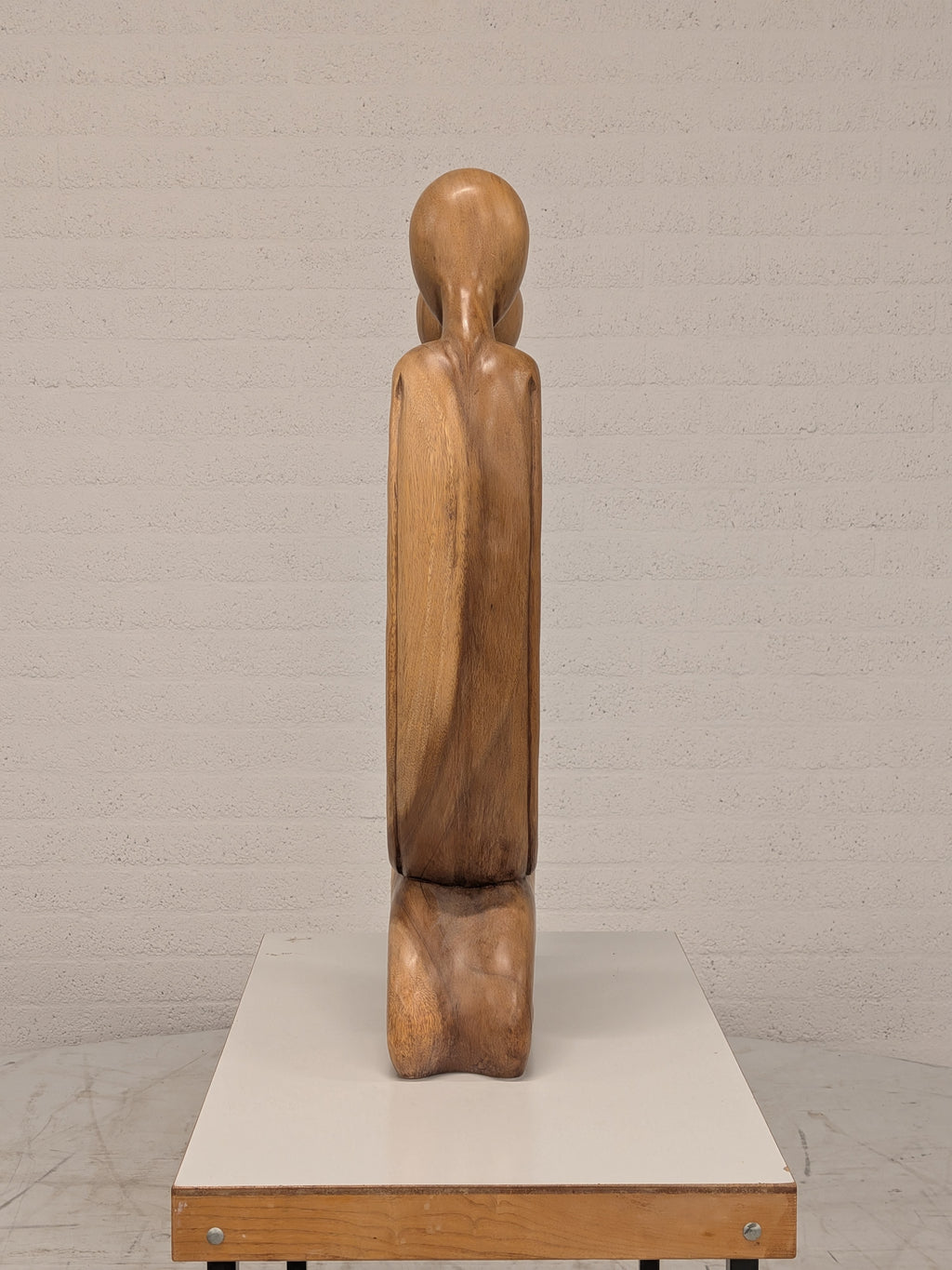 Houten beeld omarmend paar