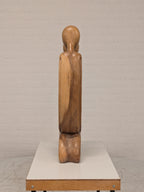 Houten beeld omarmend paar