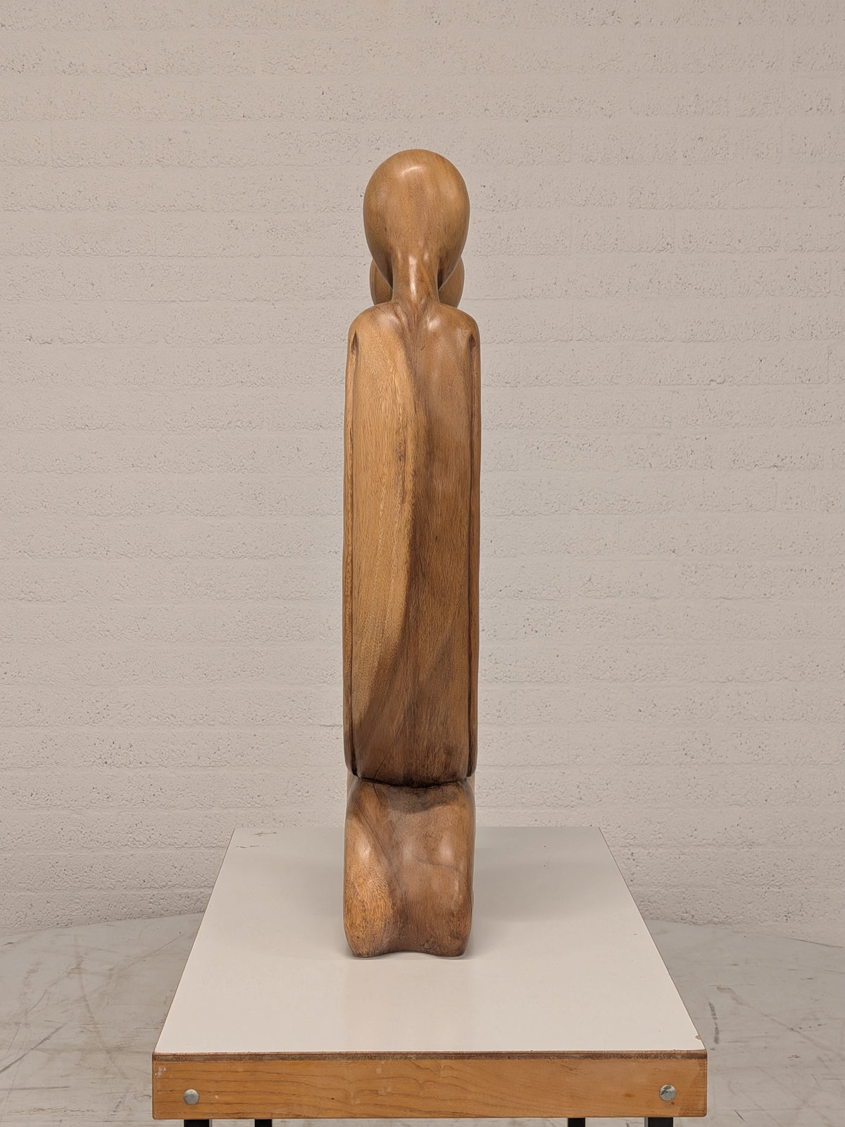 Houten beeld omarmend paar