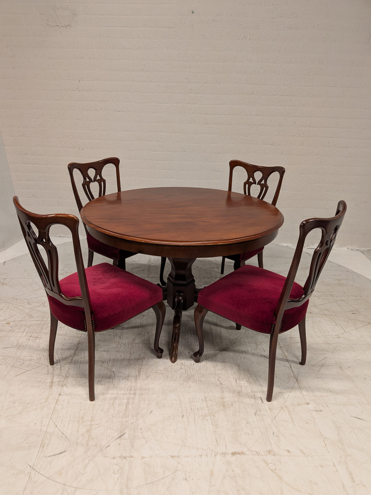 Eetkamerstoel met rood velours, klassiek