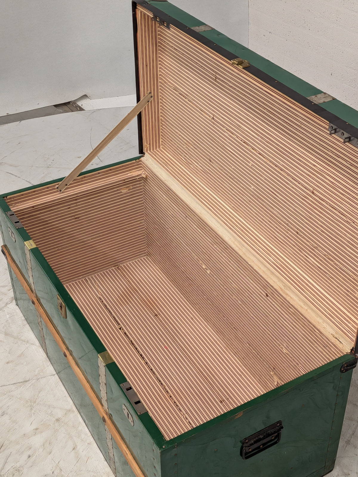 Groene kist met houten latten