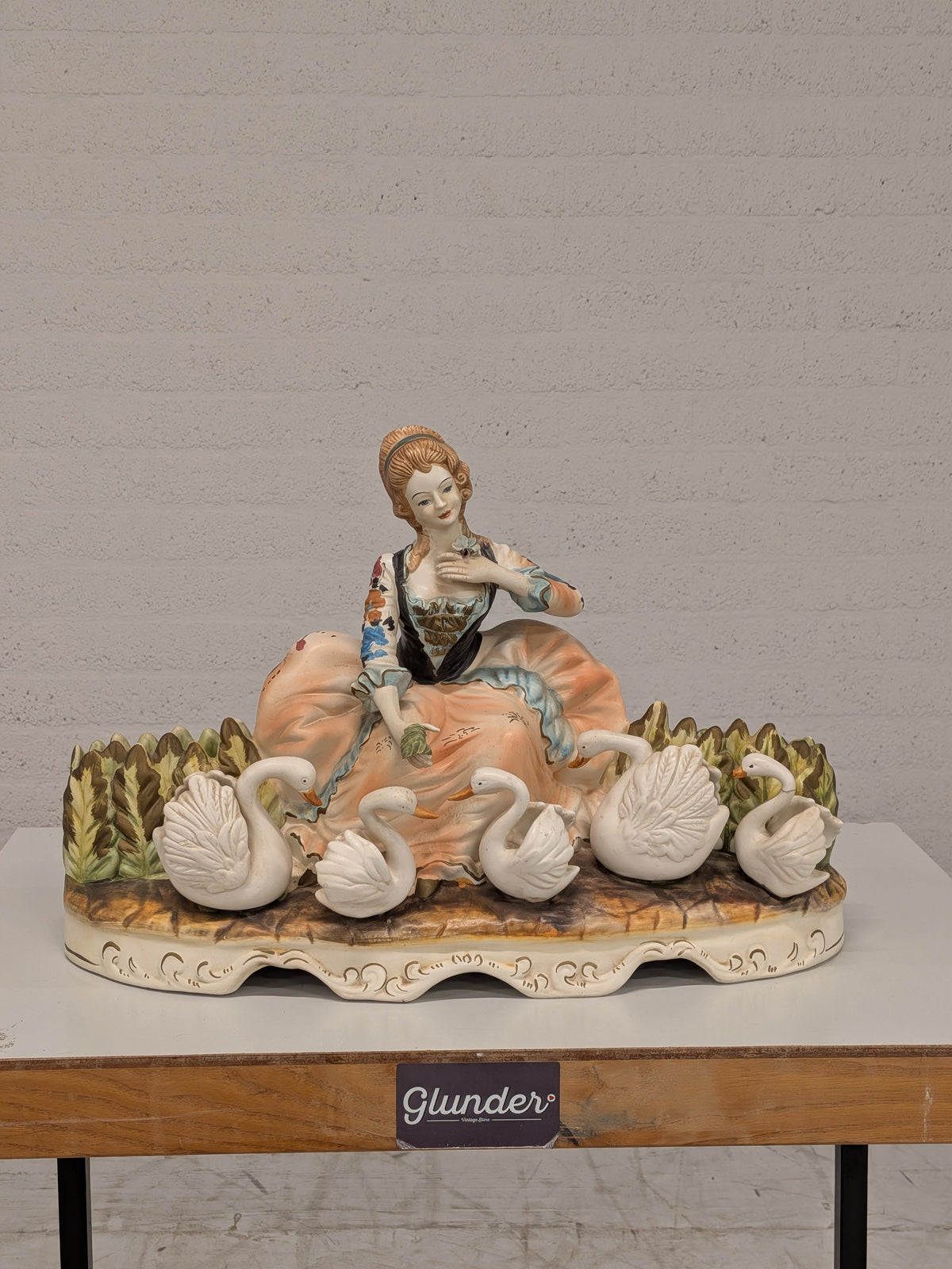 Porseleinen beeld, edelvrouw met zwanen