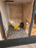 Groot poppenhuis met inrichting