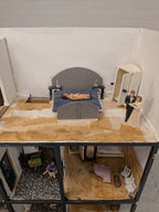 Groot poppenhuis met inrichting
