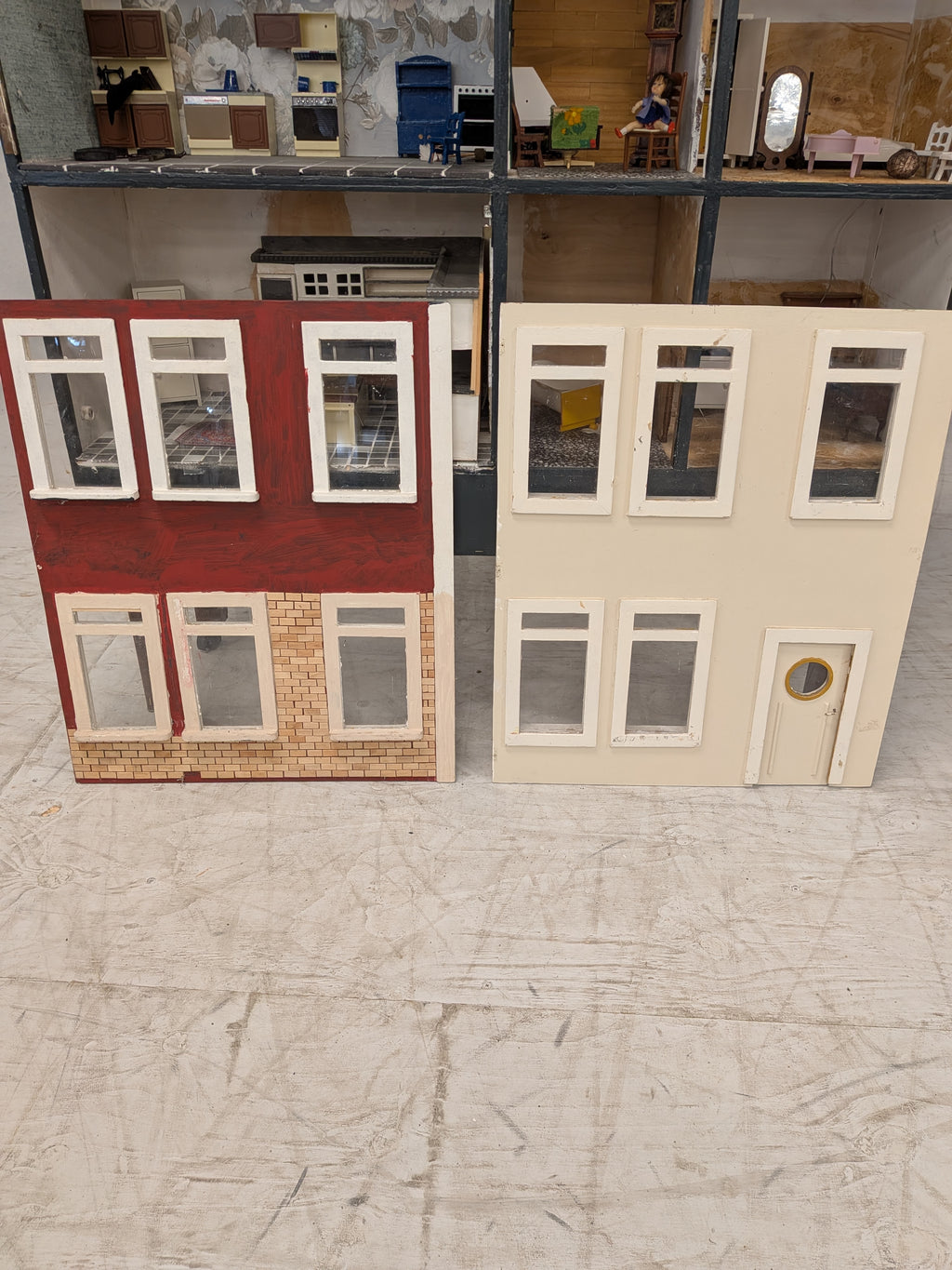 Groot poppenhuis met inrichting