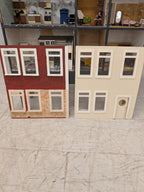 Groot poppenhuis met inrichting