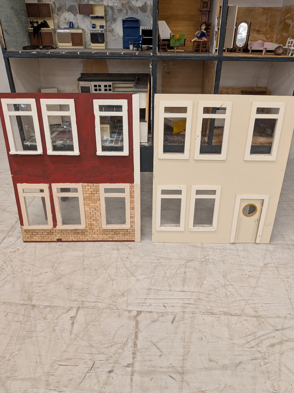 Groot poppenhuis met inrichting
